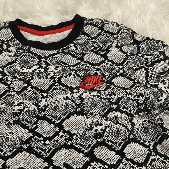 Nib Nike sneakers size 3 and matching top size small in woman very nice set 😍 - Picture 4 of 5